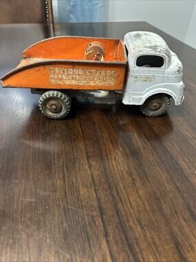 Vintage 1950's STRUCTO TOYLAND GARAGE WRECKER TOW truck toy pressed steel windup